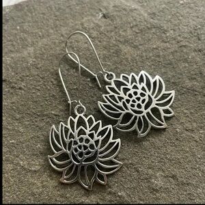 🪷Antique Silver Filigree style lotus drop earrings